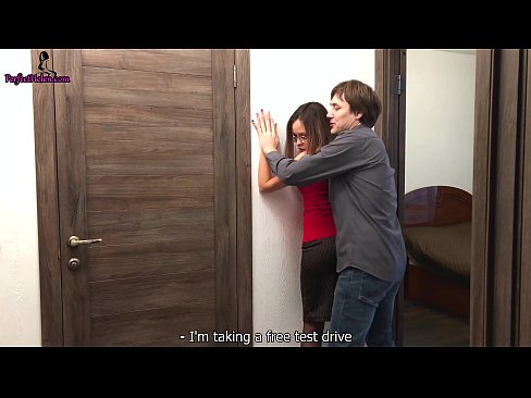 ❤️ سیکسی ریالټر د خپل اپارتمان د پلورلو په وخت کې د هغې بلی په احساساتي ډول ټکان کوي ​​او ټوکې کوي - کریمپای په موږ